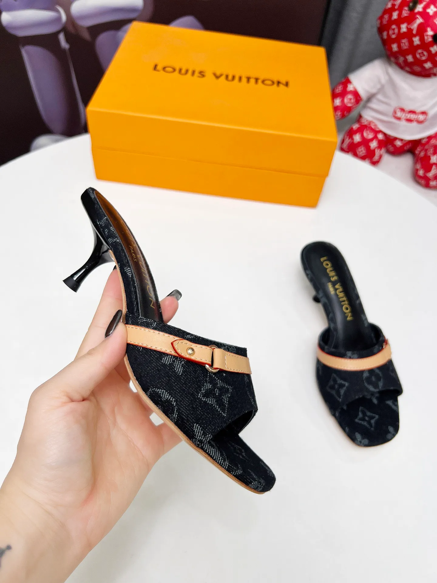 👟👟Ex-factory price 440👟👟 LV new denim kitten heel slippers 2025 summer must-have for goddesses, original replica, super comfortable on the feet. Show off the queen's temperament, the heel height is 5.5CM, which shows your temperament without being tiring. Standard code: 35-42 (41 and 42 codes are customized, non-returnable and non-exchangeable)